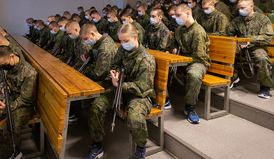 Varusmiehiä auditoriassa asekoulutuksessa