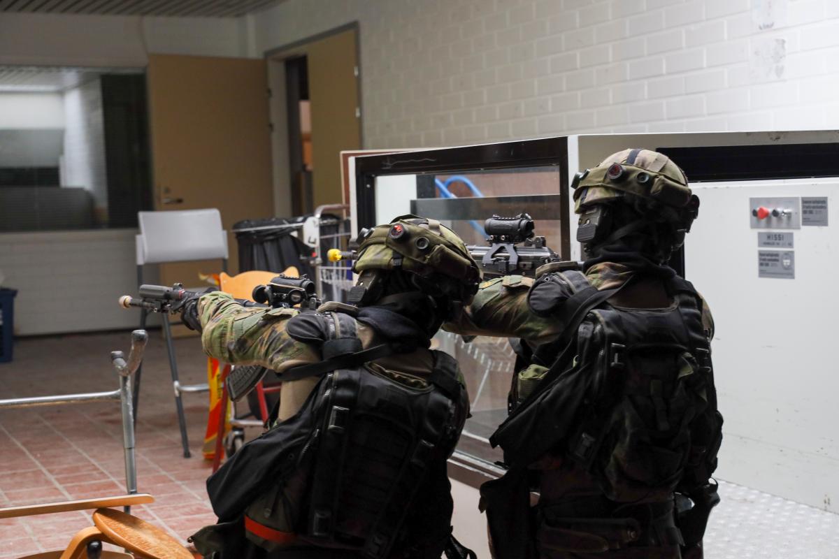 Sotilaspoliisit harjoittelee rakennuksessa