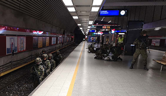 sotilaat harjoittelevat metroasemalla