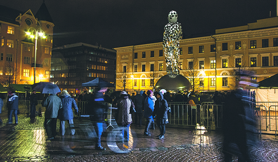 Talvisodan kansallinen muistomerkki Kasarmitorilla Helsingissä, paljon ihmisiä ympärillä.