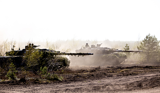 Leopard 2A6 -taistelupanssarivaunut hyökkäystaisteluharjoituksessa