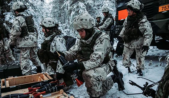 sotilaat käsittelevät ammuksia harjoituksessa