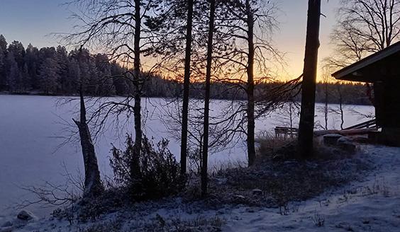 talvinen järven ranta auringonlaskussa