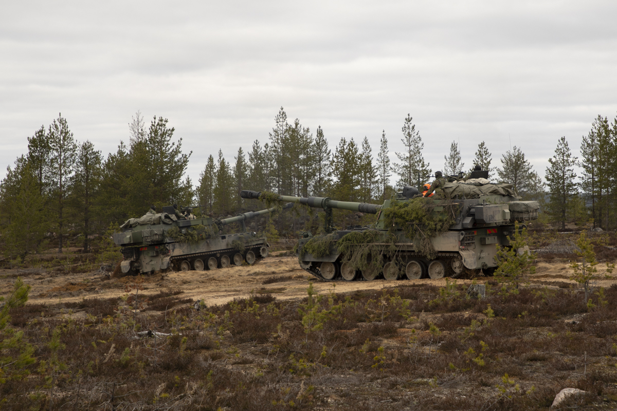 kuva jossa kaksi k9 panssarihaupitsia ajavat hiekkaisessa maastossa