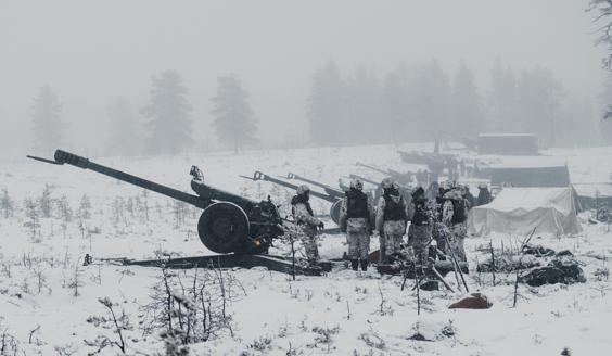 sotilaita kenttätykin takana