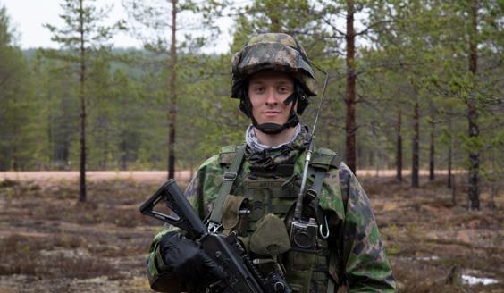 kuva jossa kersantti Juntti seisoo taisteluvarustuksessa vasten kameraa