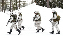 Sotilaat etenevät lumessa