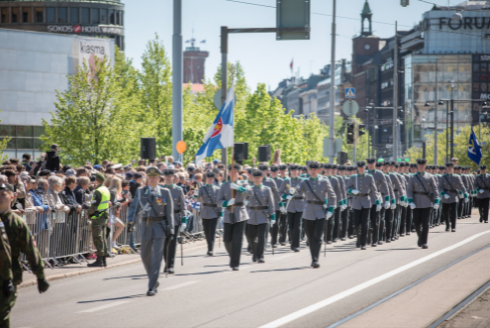 Kuva ohimarssista, marssimassa Kaartin jääkärirykmentin lippukomppania.