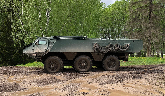 Patrian 6 x 6 -panssariajoneuvo kesäisessä luonnossa.