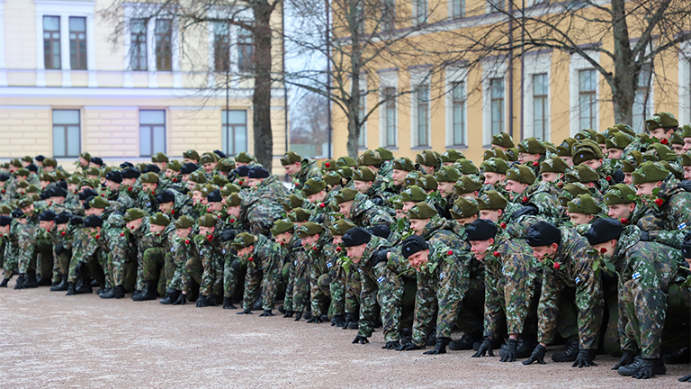 oppilaat ruusurynnäkössä