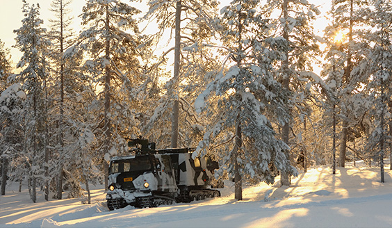 Telakuorma-auto talvisessa metsässä