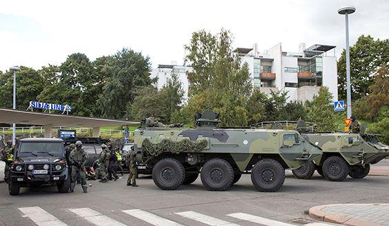 Sotilaita ja sotilasajoneuvoja Siljaline -terminaalin parkkipaikalla