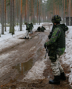 Sotilaat asentavat miinoja tielle