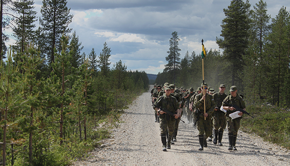 Soldater marscherade på grusvägen
