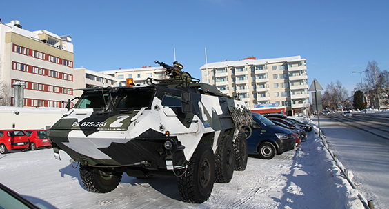 Panssarivaunu yleisellä parkkipaikalla