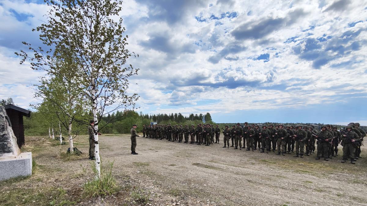 Yksikkö järjestyneenä Jänkäjääkärien muistomerkille.