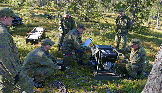 Sotilaat tarkastelevat agrigaattoria metsässä