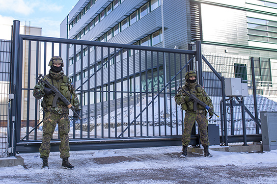 Sotilaspoliisit vartioivat Yleisradion portilla 