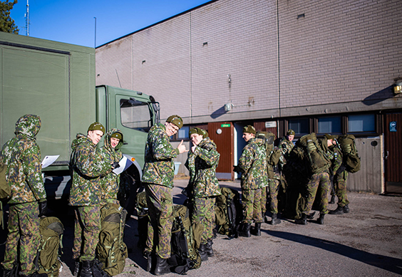 Torstaina reserviin siirtyvät tiedustelukomppanian varusmiehet palauttavat varusvarastolle tavaroitaan.