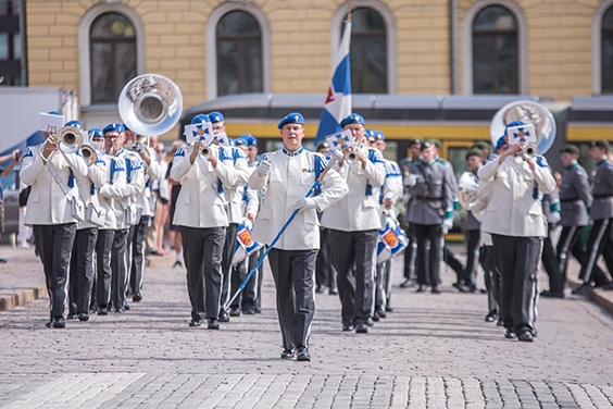 Kaartin soittokunta mukana soittamassa Helsingin vartioparaatissa