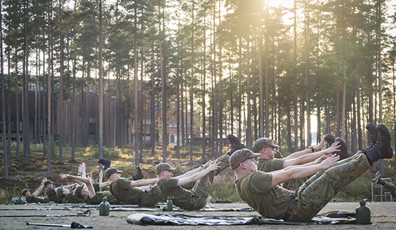 Sotilaat nostelevat käsiä jalkoihin selällän