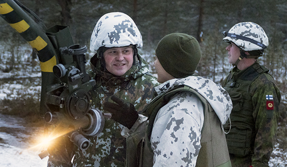 Sotilaat keskustelevat, jonkinlainen laite heidän vieressään