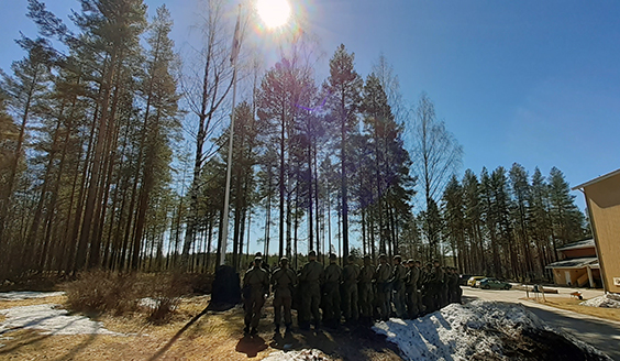 Ennen marssin alkua laskettiin seppele osasto Marttinan muistomerkille Kuhmossa.