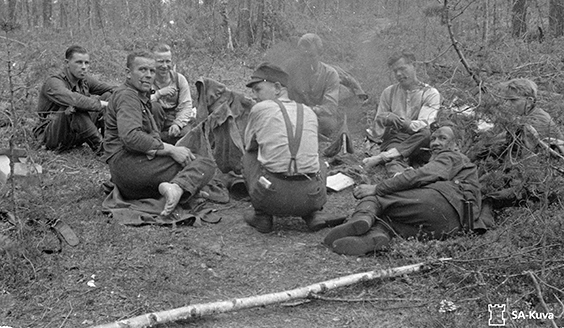 Kaukopartio on pysähtynyt lepäilemään ja ruokailemaan metsän siimekseen. Rukajärvi 1942 09 08. SA-kuva.