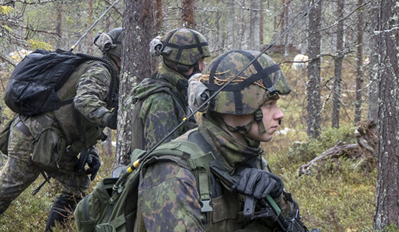 Sotilaat etenevät keskittyneinä metsässä