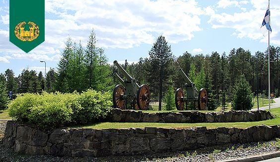 Two old cannons and a Finnish flag