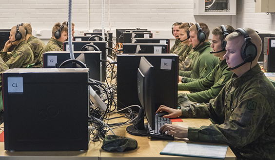 Soldater fokuserade på datorer