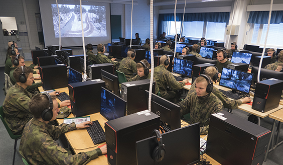 Parikymmentä sotilasta tietokoneluokassa