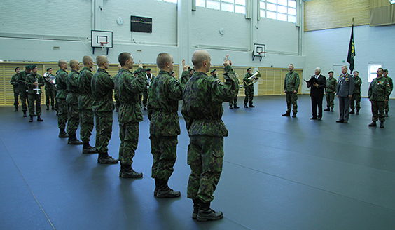 Sotilasvakuutus annetaan Kajaanin ammattiopiston liikuntasalissa aivan  urheilustadionin lähistöllä.