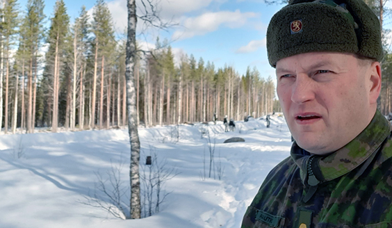Pohjan pioneeripataljoonan komentaja everstiluutnantti Matti Rautio tarkasti koulutuksen lähiharjoitusalueella. 