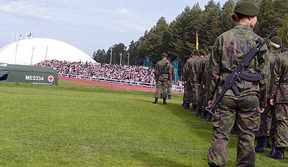 Alokkaat marssivat stadionille varuskunnasta ja alkavat ryhmittyä kentälle 11.30 jälkeen.