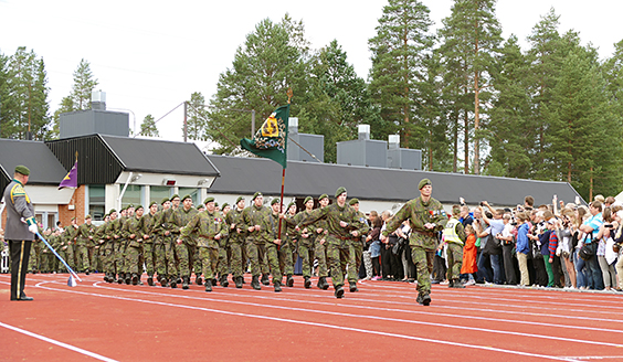 Ohimarssi marssitaan stadionilla.