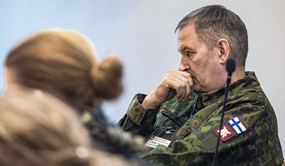 Maavoimien esikuntapäällikkö kenraalimajuri Markku Myllykangas seurasi psykososiaalisen tuen harjoitusta tiiviisti mm. viranomaisten yhteisessä tiedotustilaisuudessa. 