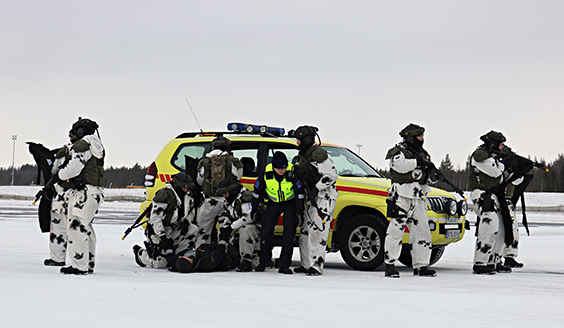 Poliisi hakemassa haavoittunutta rajavartioston henkilöä.