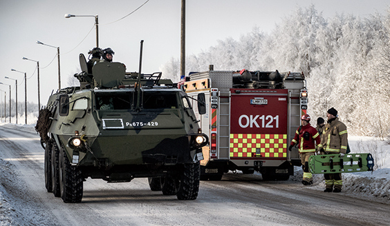 Poliisi, puolustusvoimat ja pelastuslaitos yhteistoiminnassa Oulun satamassa.