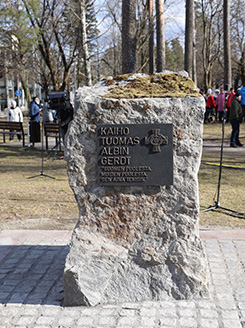 muistomerkin kivi, jossa laatta ja teksti Kaiho Tuomas Albin Gerdt sekä Suomen puolesta, muiden puolesta, sen aina tekisin.