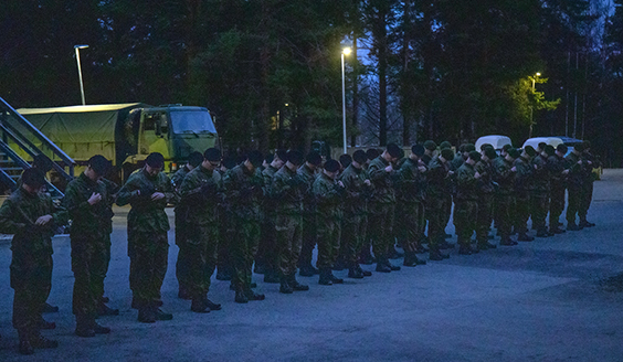 upseerioppilaat kiinnittävät arvomerkkejään