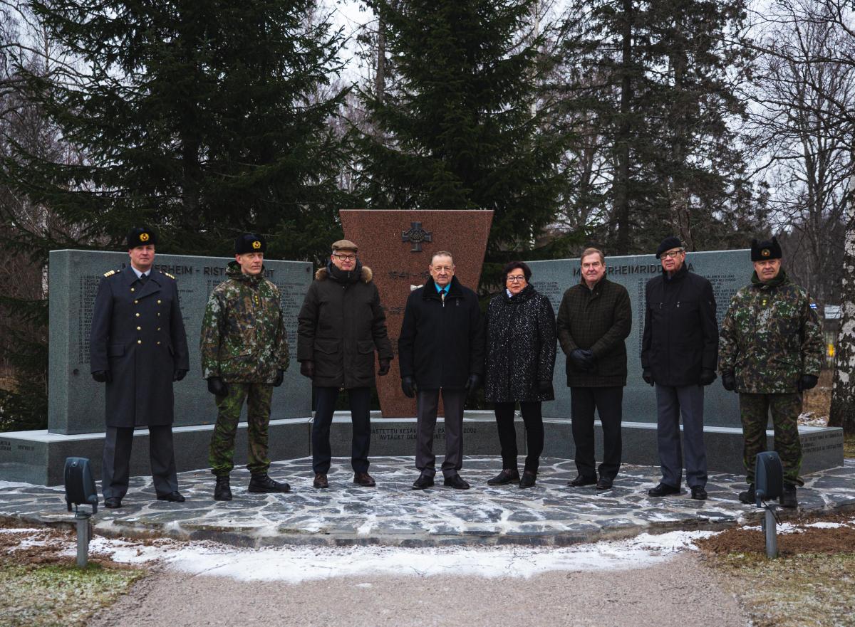 Panssariprikaatin johto sekä tukijat, jotka mahdollistivat Mannerheim-ristin ritarin muistomerkin kunnostuksen Parolannummella.