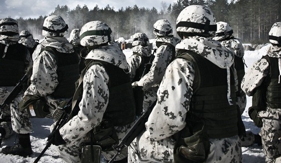 Soldater i högt knäläge med vita camo-kläder och rustningar