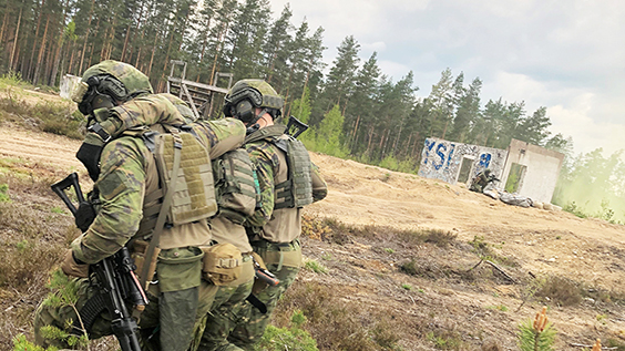 Harjoituksessa kaksi sotilasta auttaa haavoittunutta toveriaan. Kaveria ei jätetä!