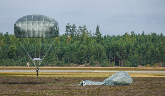 Laskuvarjojääkäri lähestyy maata hypyn jälkeen.