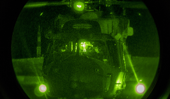 NH90-helikopteri valonvahvistimen läpi katsottuna
