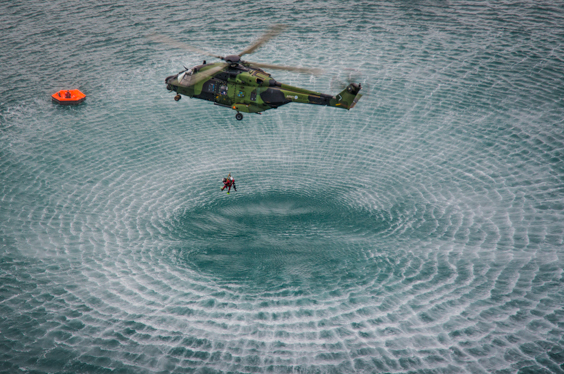 NH90-kuljetushelikopteri harjoittelee meripelastustehtävää.