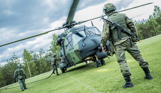 NH90-helikopteri sotaharjoituksessa. Varusmiehet tehtävissään.