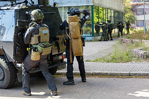 Polisiin ja puolustusvoimien valmiusjoukkoja.