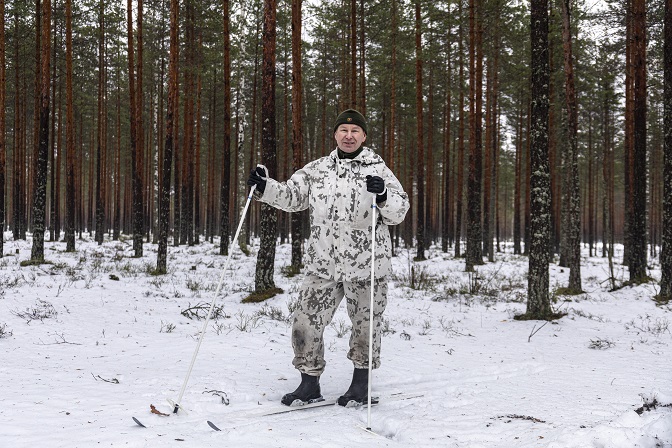 Majuri Ruotsalainen valla armeijan suksilla Taipalsaaren harjoitusalueen metsässä.